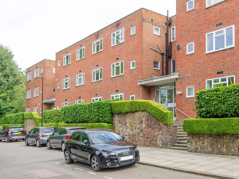 3 bedroom flat for sale in South Close, Highgate N6