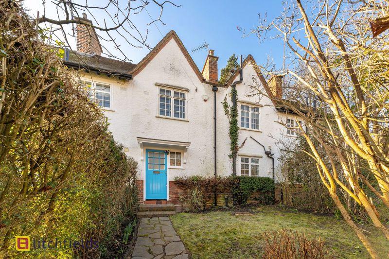 3 bedroom terraced house for sale in Oakwood Road, Hampstead Garden