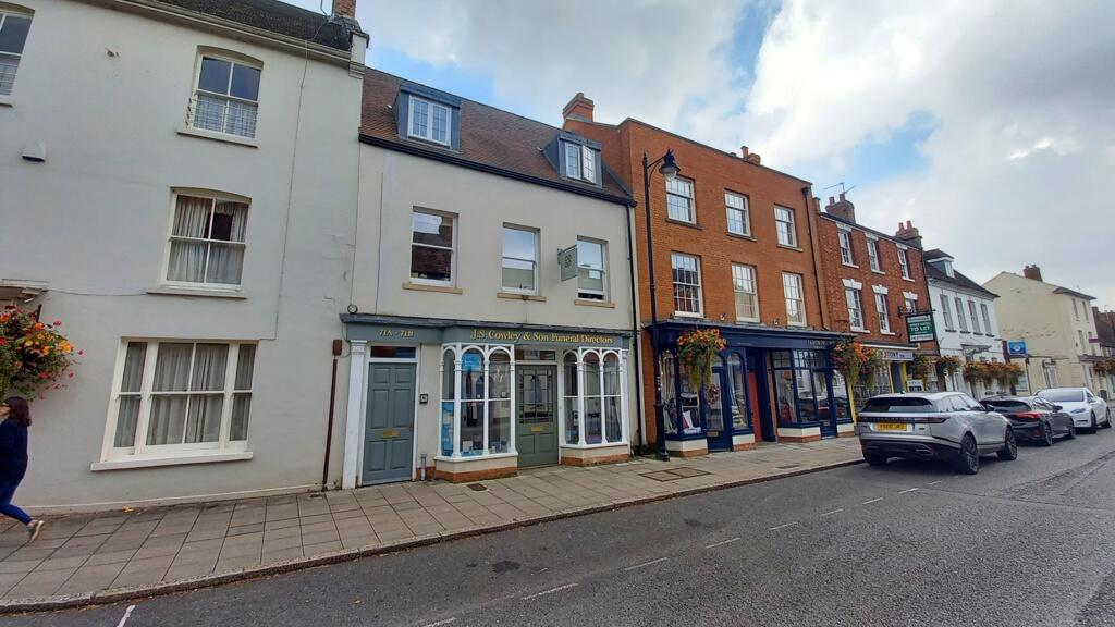 Main image of property: 71, High Street, Stony Stratford, Milton Keynes, Buckinghamshire, MK11