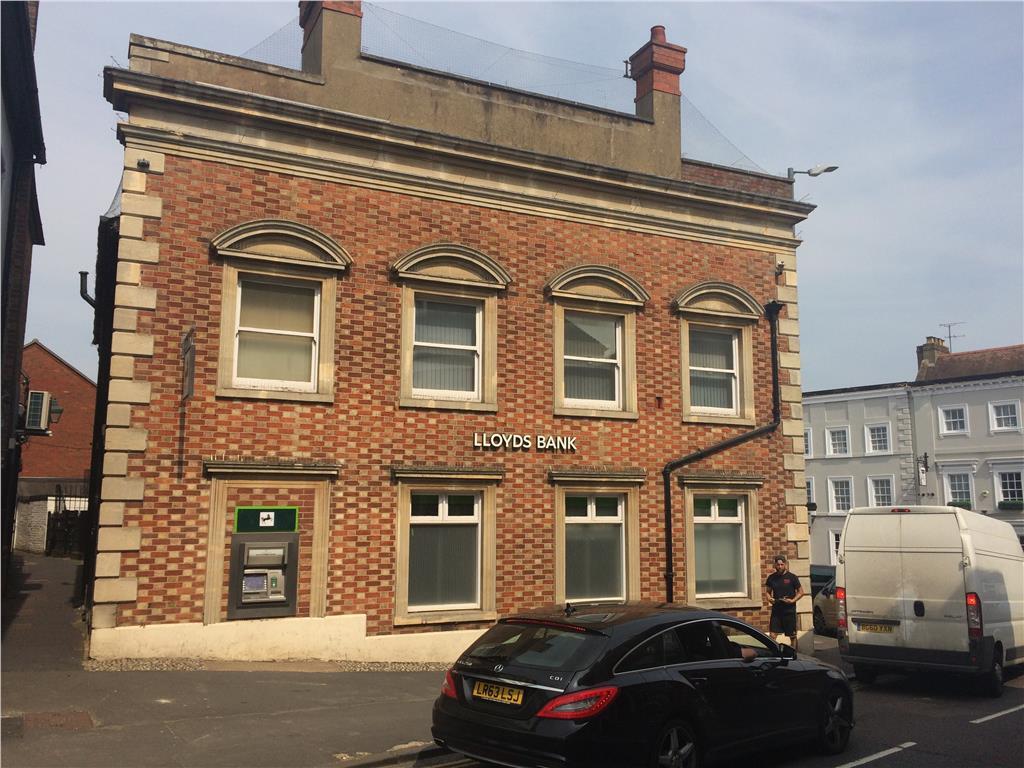Main image of property: 18/19 Market Square, Buckingham, Buckinghamshire