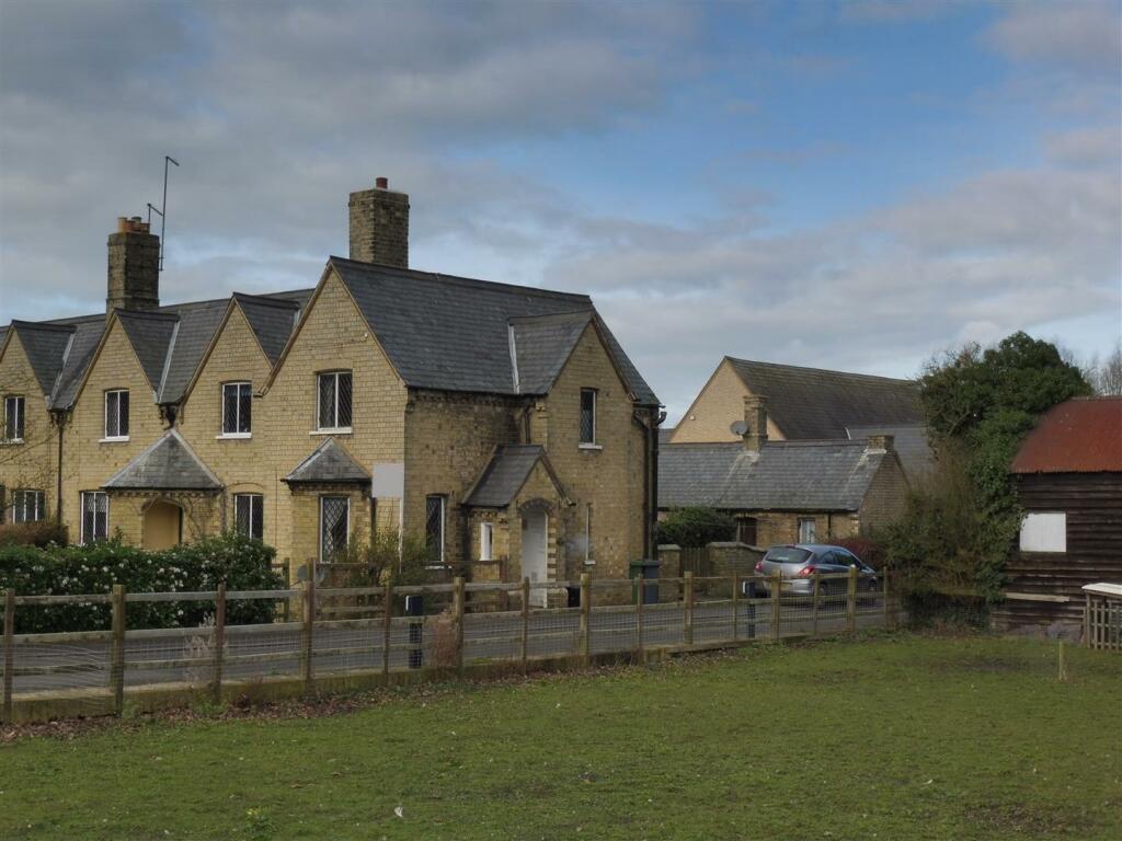 2 bedroom end of terrace house for rent in Wisbech Road, Thorney