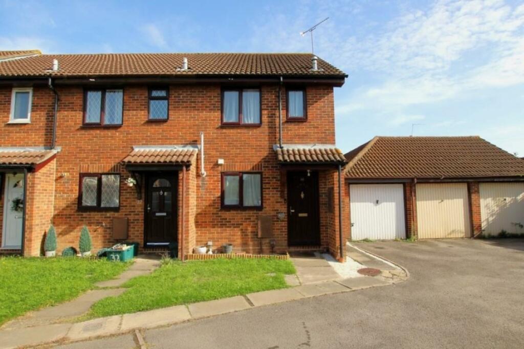 2 bedroom end of terrace house for sale in Barclay Road, Calcot