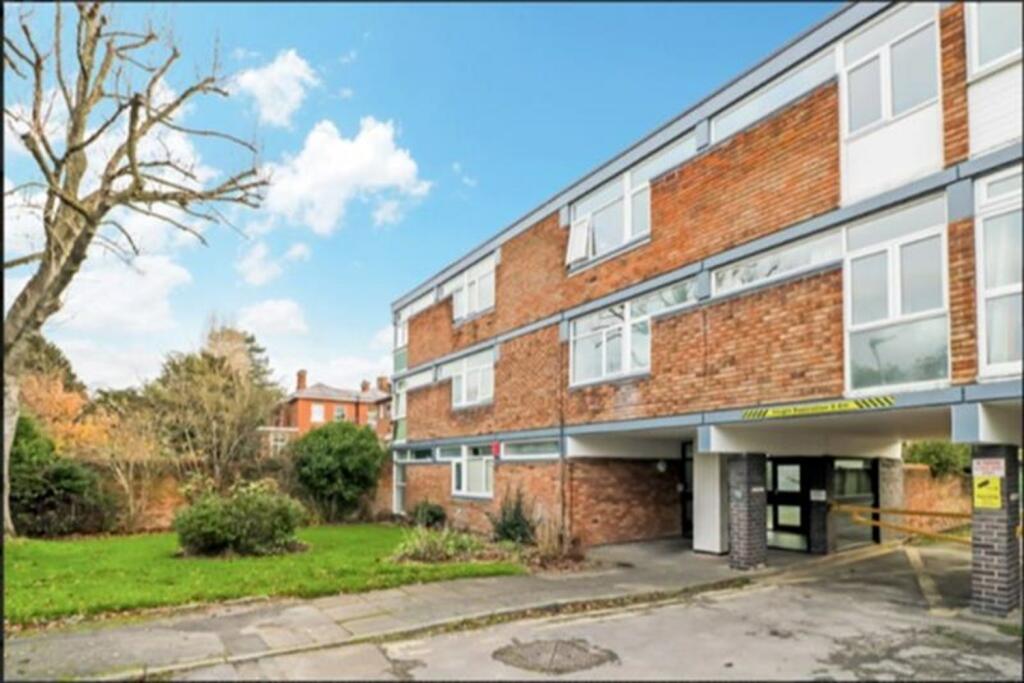 2 bedroom flat for sale in The Lindens, Wolverhampton, WV6