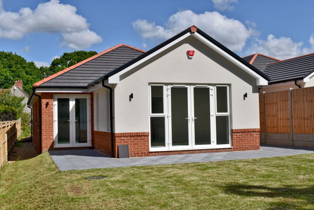 3 bedroom bungalow for sale in Manor Road, New Milton, BH25