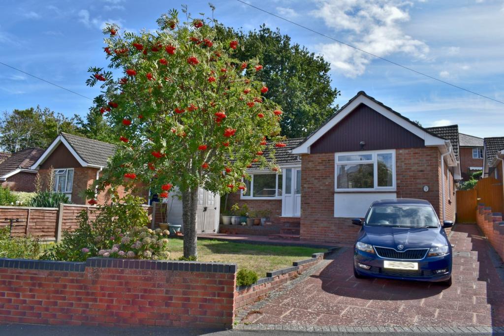 2 bedroom bungalow for sale in Broomfield Lane, Lymington, SO41