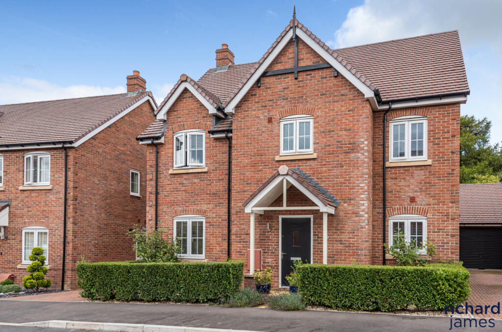 4 bedroom detached house for sale in Fortuna Road, Blunsdon, Wiltshire