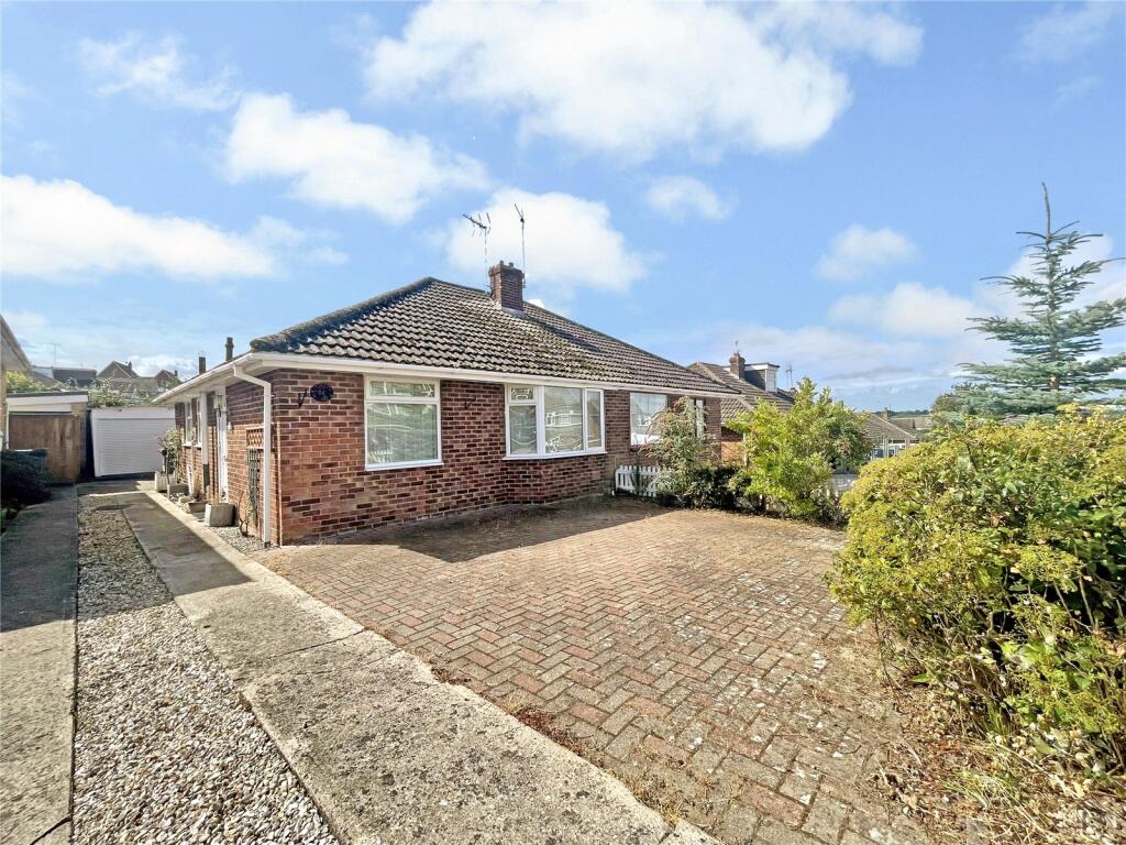 2 bedroom bungalow for sale in Henley Drive, Highworth, Swindon