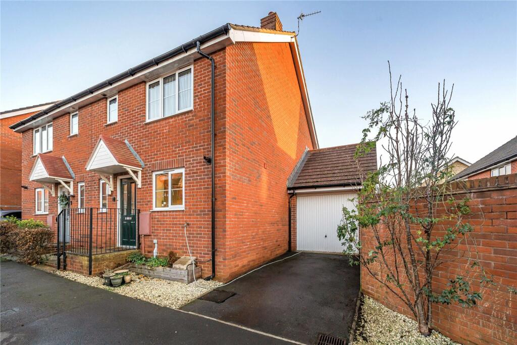3 bedroom semidetached house for sale in Curtis Close, Watchfield