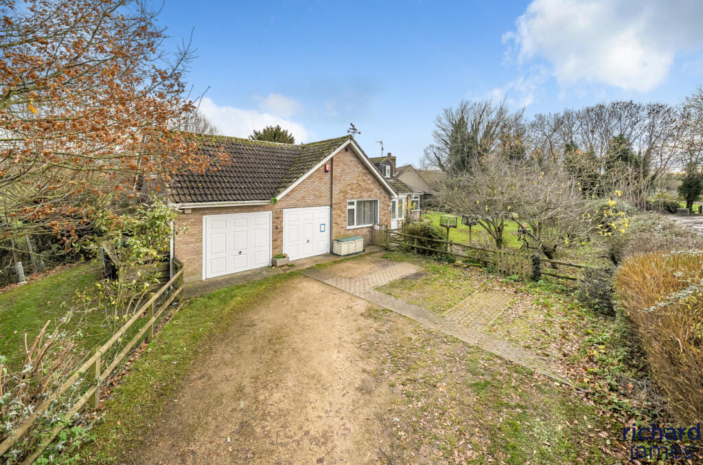 5 bedroom bungalow for sale in The Forty, Swindon