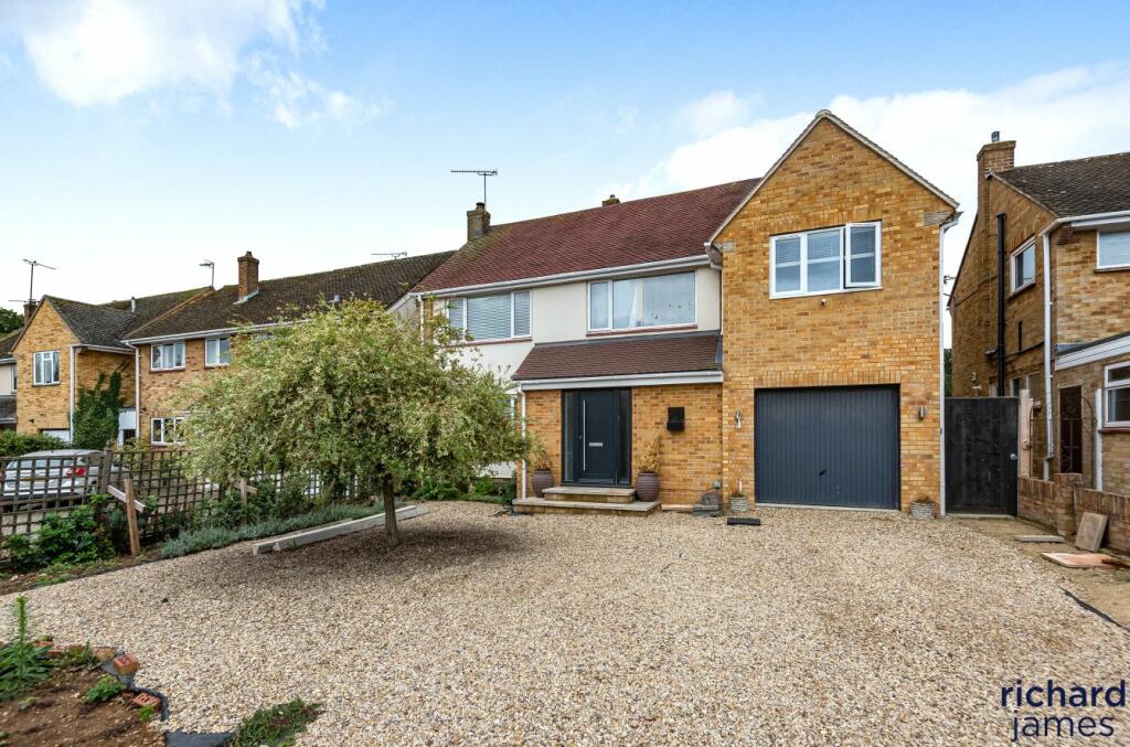 4 bedroom detached house for sale in Leamington Drive, Faringdon