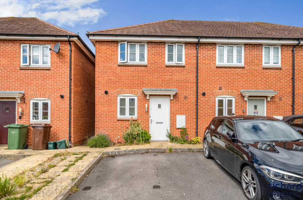 2 bedroom end of terrace house for sale in Gilligans Way, Faringdon, SN7