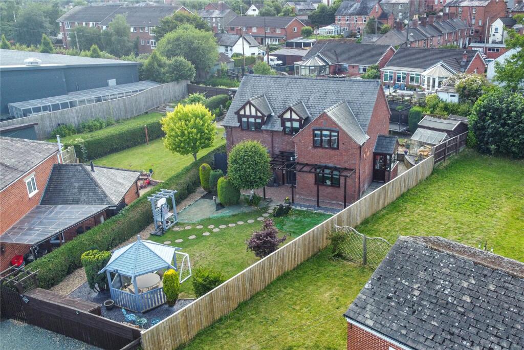 3 bedroom detached house for sale in Lambert Road, Welshpool, Powys, SY21