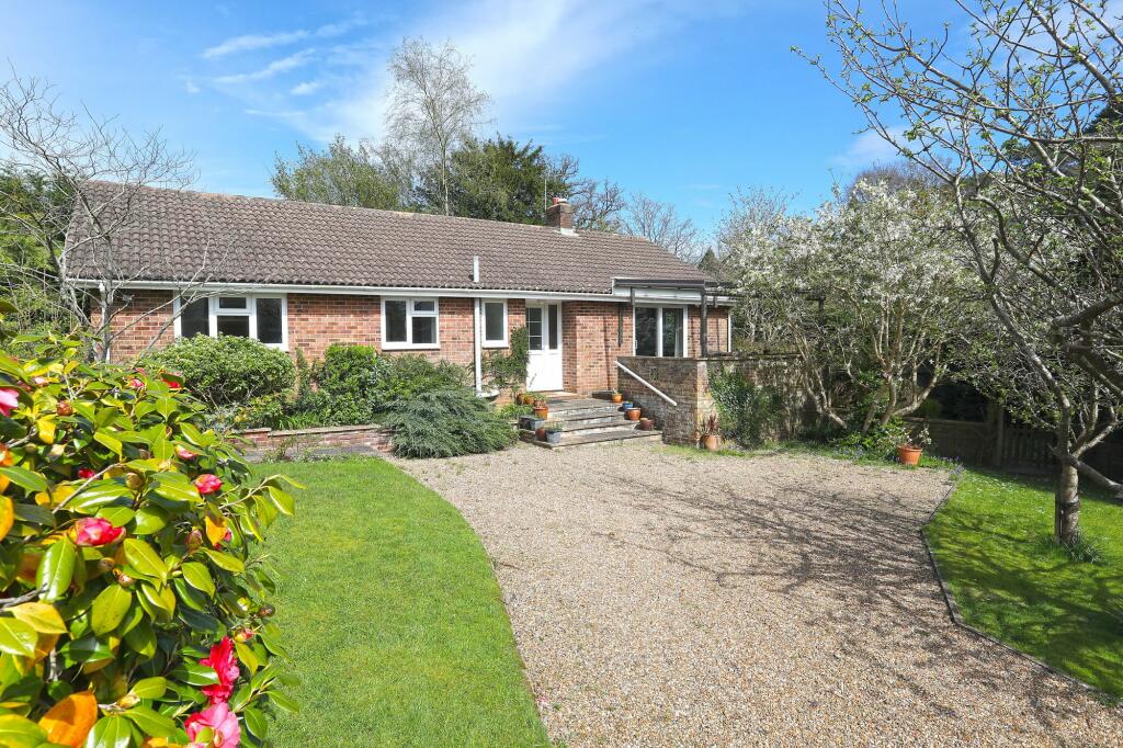 3 bedroom detached bungalow for sale in Hurtis Hill, Crowborough, TN6