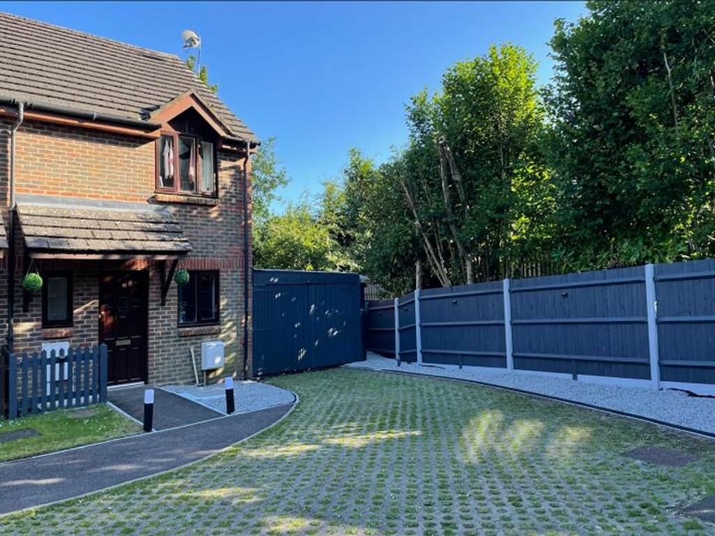 2 bedroom semidetached house for sale in Rochmans Way, Crowborough, TN6