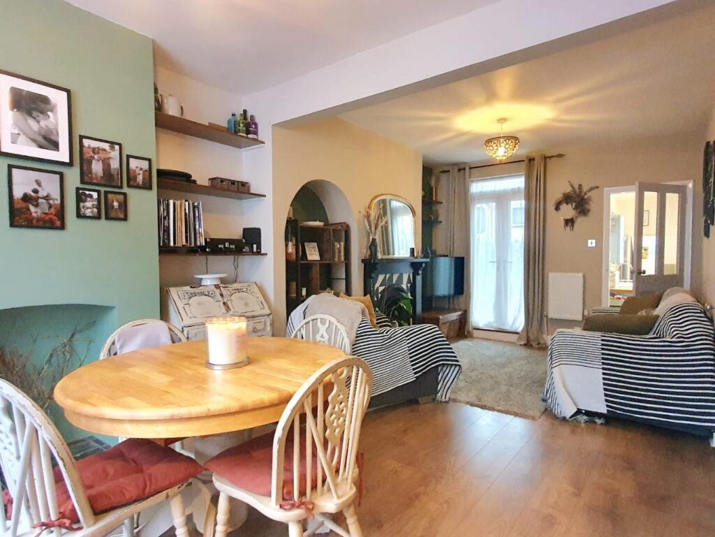 2 bedroom terraced house for sale in Queens Road, Northampton, Northamptonshire, NN1 3LP, NN1