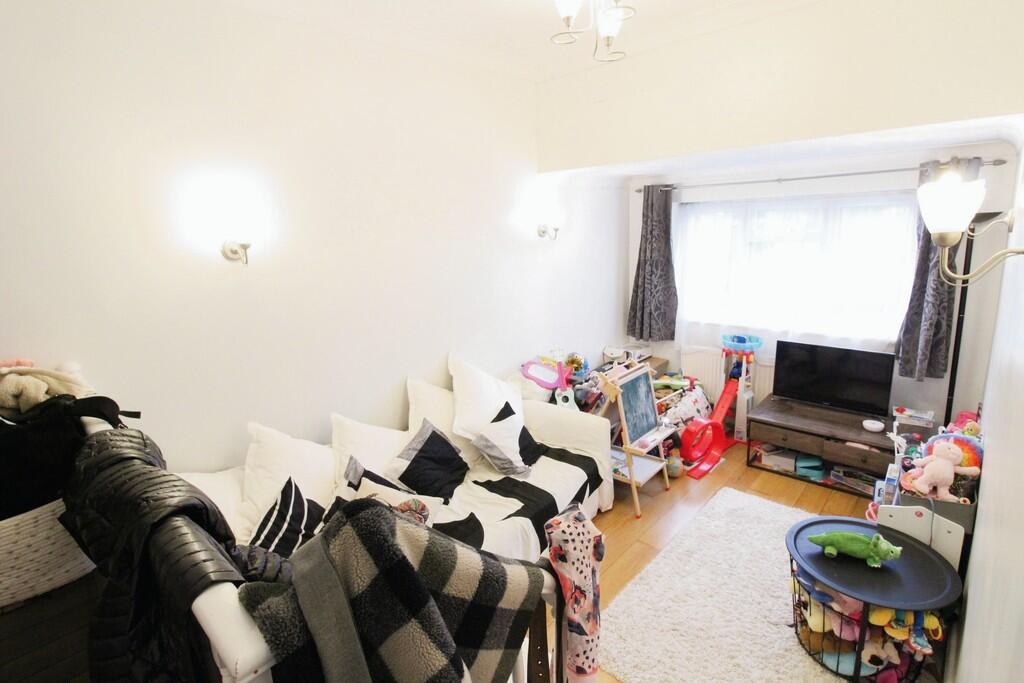 Additional property image - Beehive Chase, Brentwood