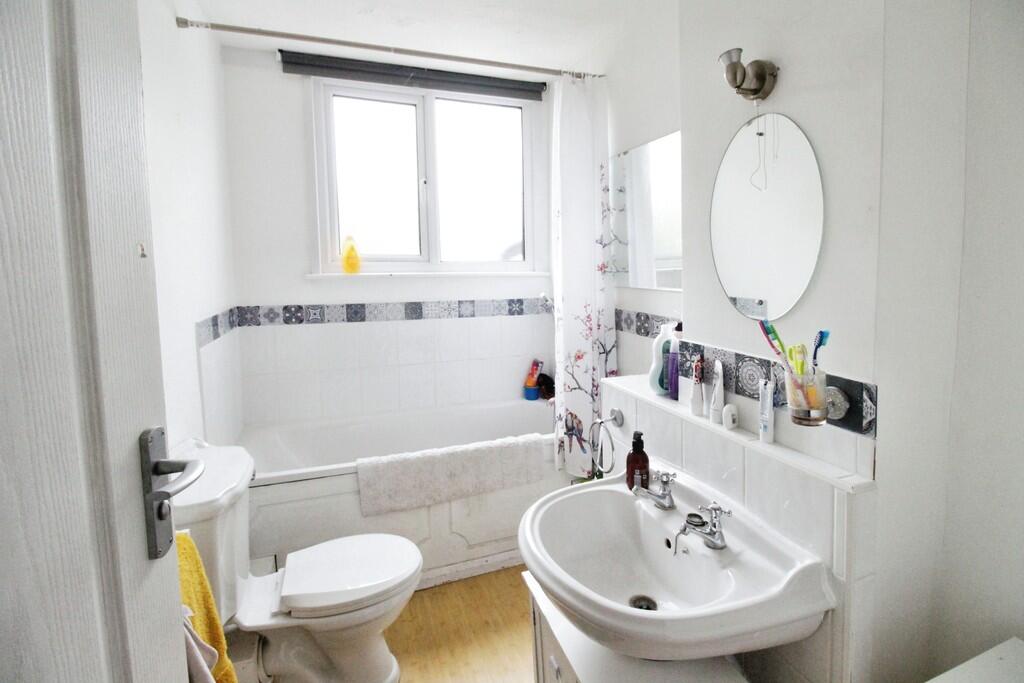 Additional property image - Beehive Chase, Brentwood