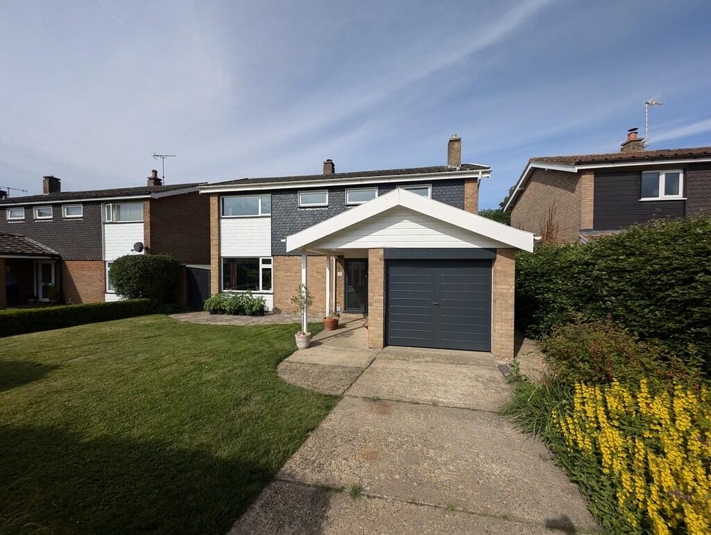 3 bedroom detached house for sale in Manor Gardens, Saxmundham, IP17