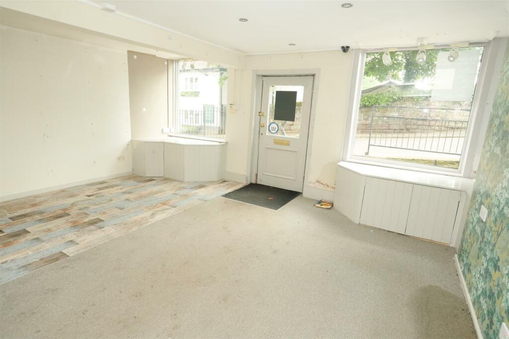 Commercial property for rent in The Cross, Lymm, WA13