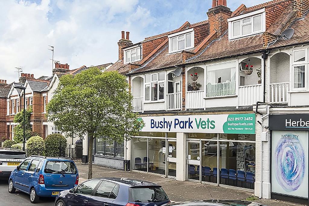 2 bedroom flat for sale in The Pavement, Bushy Park Road, Teddington, TW11