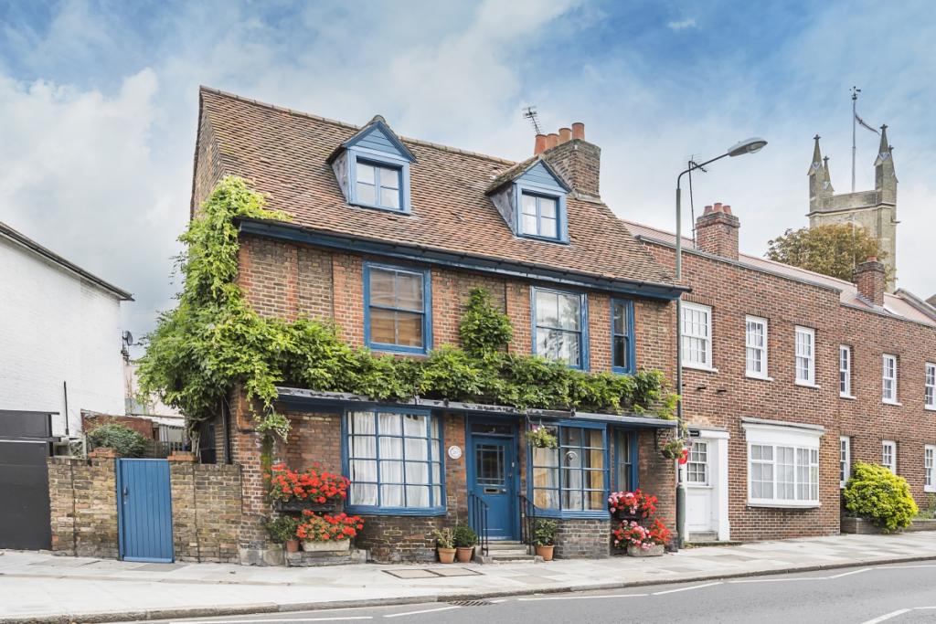 4 bedroom end of terrace house for rent in Thames Street Hampton TW12