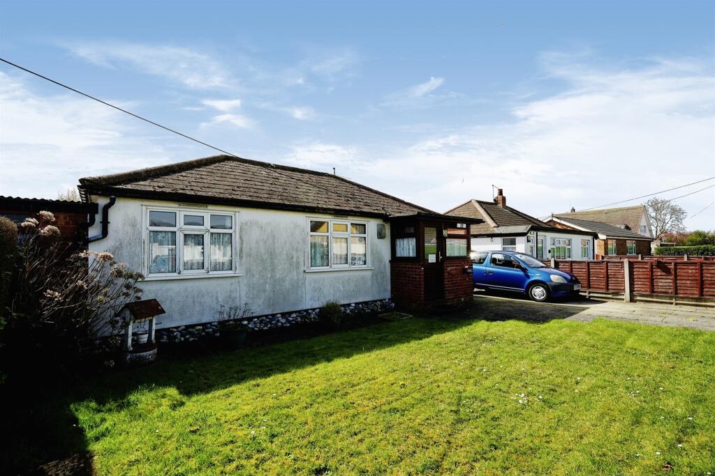 2 bedroom detached bungalow for sale in Fakes Road, Hemsby, Great
