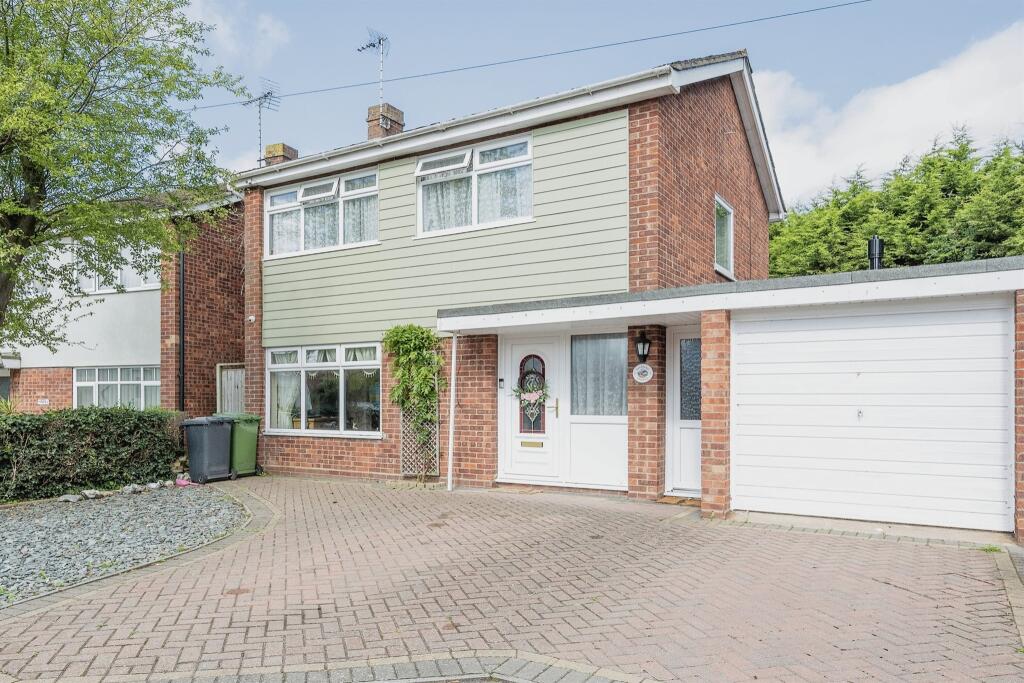 3 bedroom detached house for sale in The Street, Hemsby, Great Yarmouth