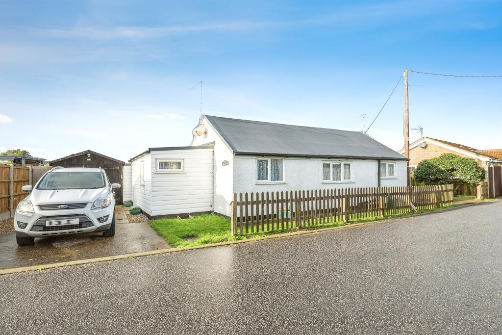 3 bedroom detached bungalow for sale in The Glebe, Hemsby, Great