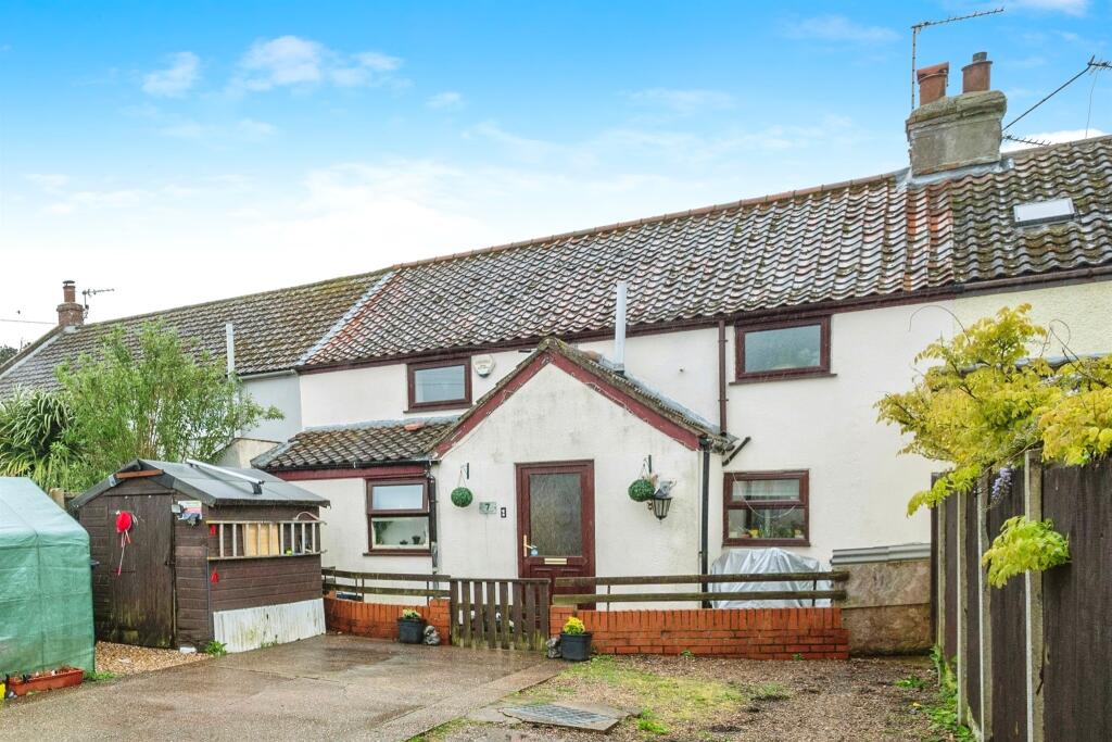 3 bedroom terraced house for sale in Ambrose Road, CaisterOnSea