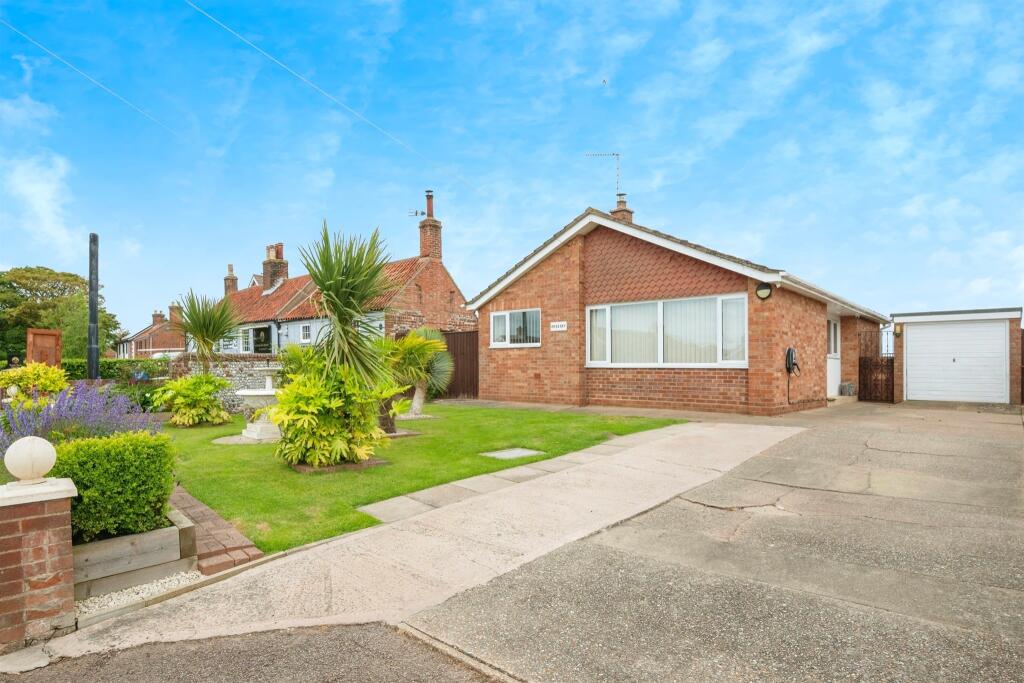 2 bedroom detached bungalow for sale in North Road, Hemsby, Great