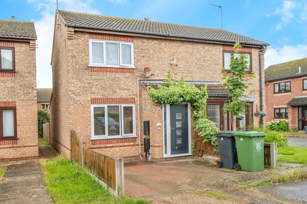 2 bedroom semidetached house for sale in Hurrell Road, CaisterOnSea
