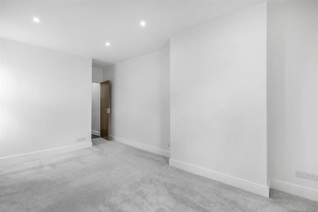 2 bedroom flat for sale in Upper Walthamstow Road, Walthamstow, London, E17