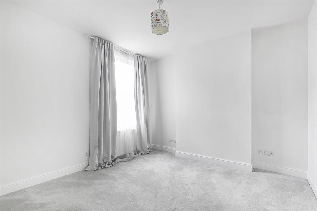 2 bedroom flat for sale in Upper Walthamstow Road, Walthamstow, London, E17