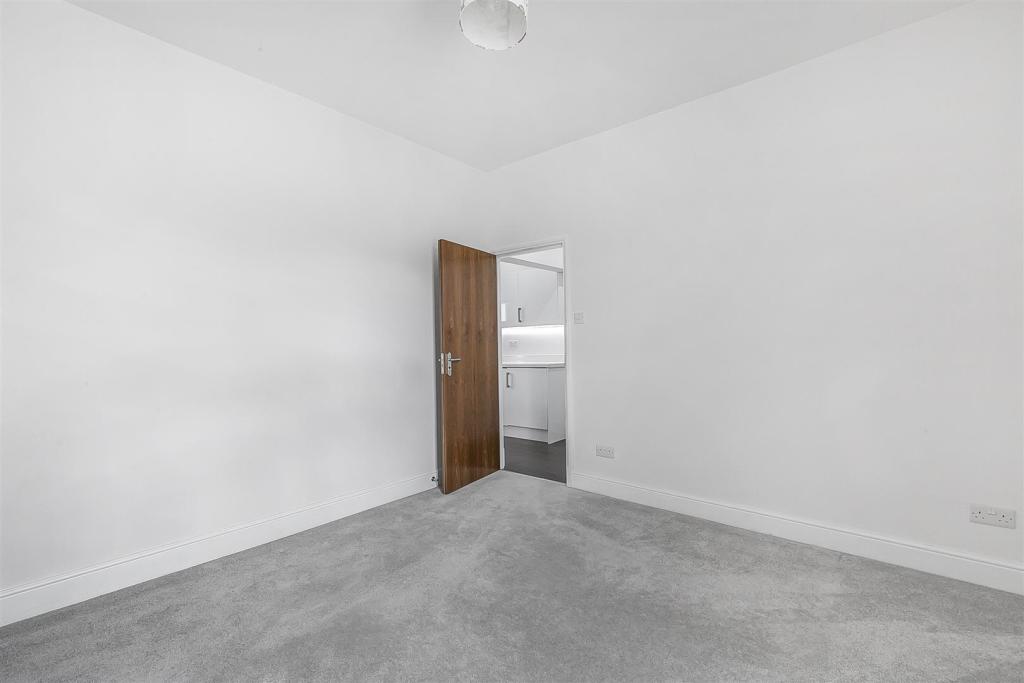 2 bedroom flat for sale in Upper Walthamstow Road, Walthamstow, London, E17