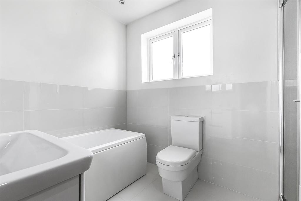 2 bedroom flat for sale in Upper Walthamstow Road, Walthamstow, London, E17