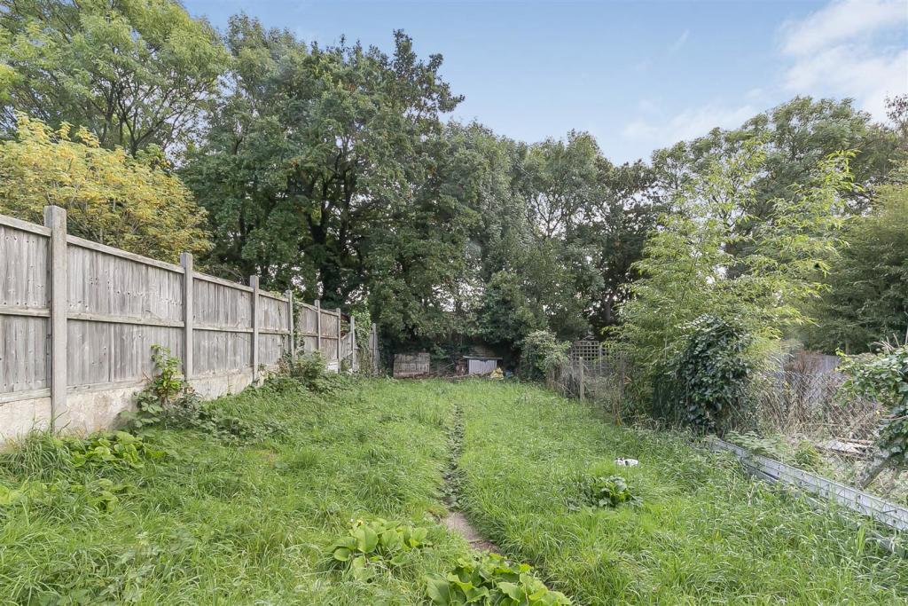 2 bedroom flat for sale in Upper Walthamstow Road, Walthamstow, London, E17