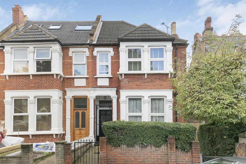 2 bedroom flat for sale in Upper Walthamstow Road, Walthamstow, London, E17