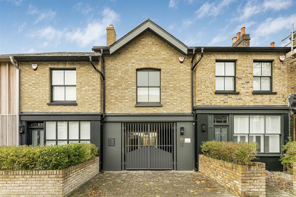 2 bedroom flat for sale in Beulah Road, Walthamstow, London, E17