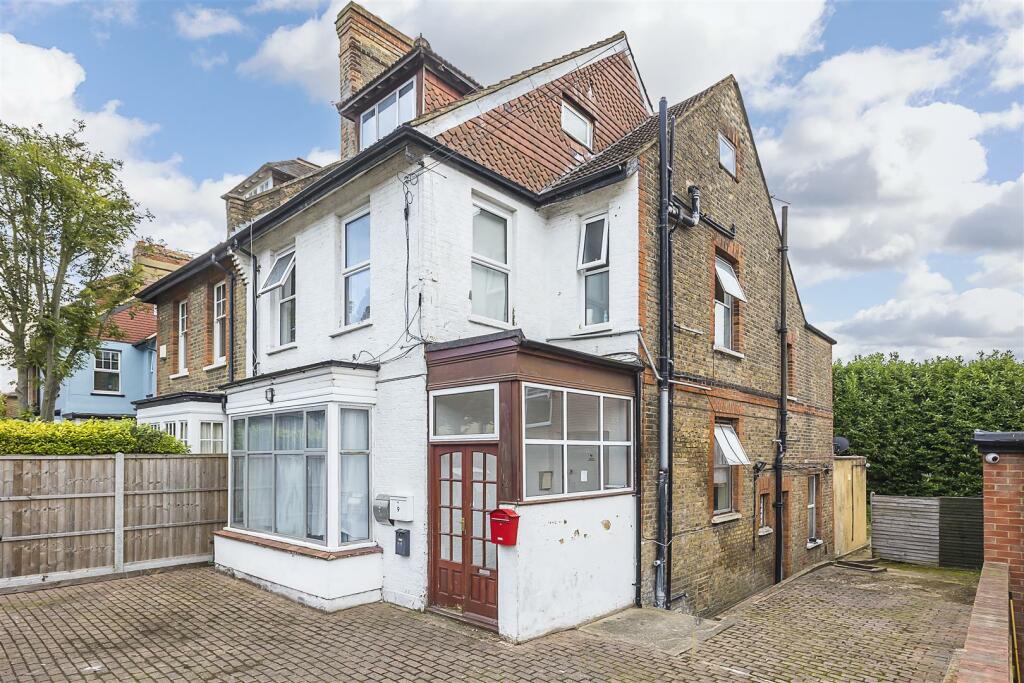 Studio flat for sale in Grove Road, Walthamstow, London, E17