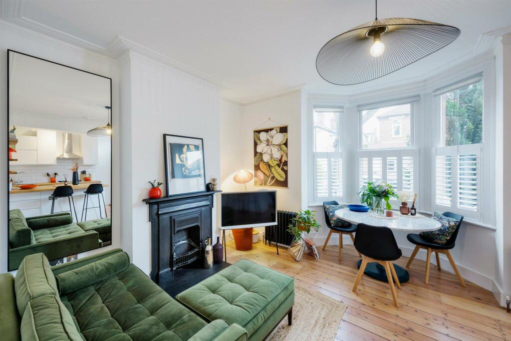 2 bedroom flat for sale in Wellesley Road, Walthamstow, London, E17