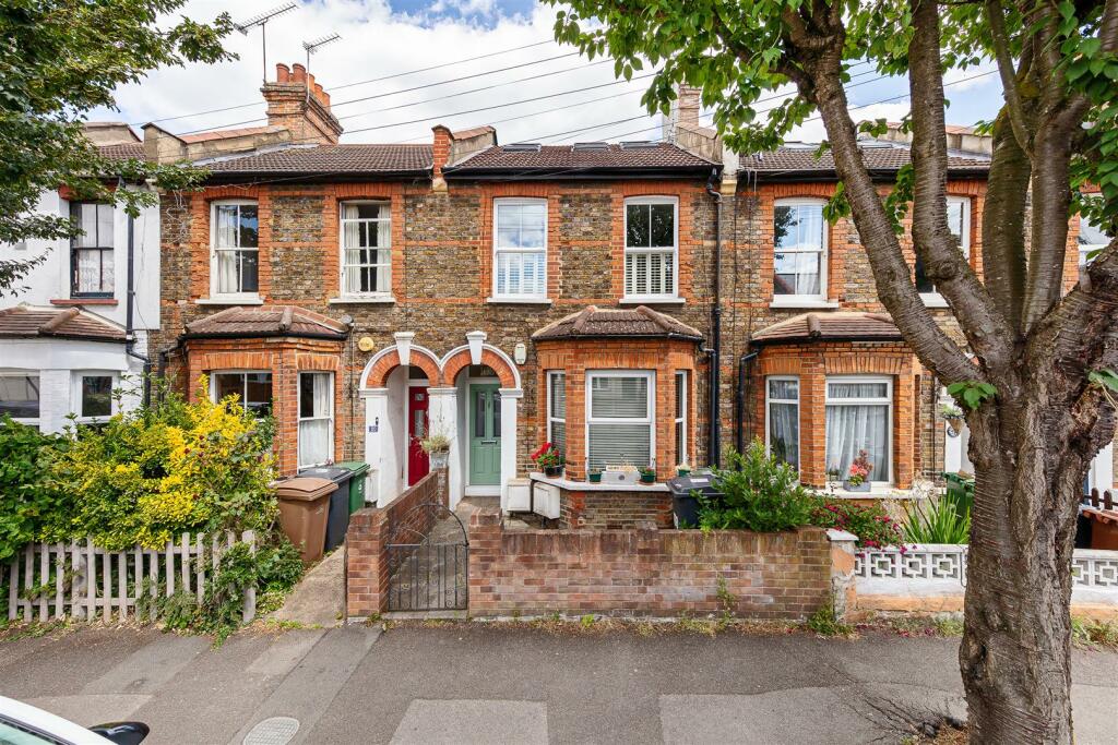 2 bedroom for sale in Turner Road, Walthamstow, London, E17