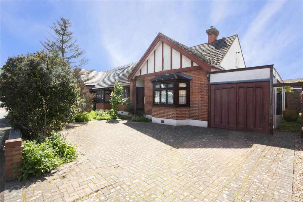 2 bedroom bungalow for sale in Tudor Gardens, Upminster, RM14