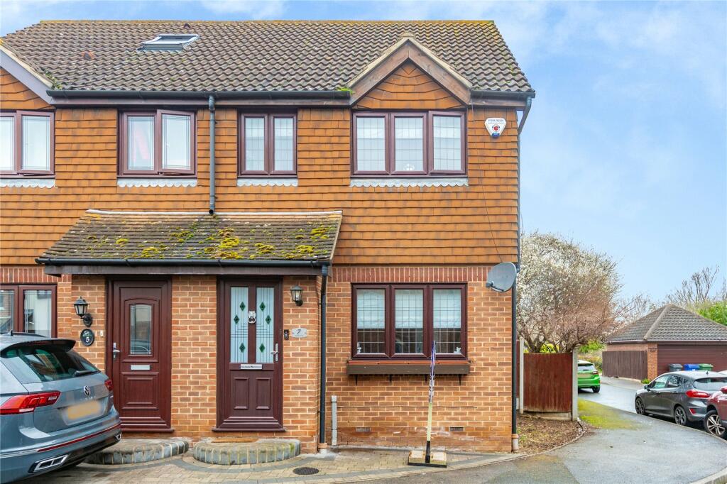 2 bedroom semidetached house for sale in Daniel Close, Chafford