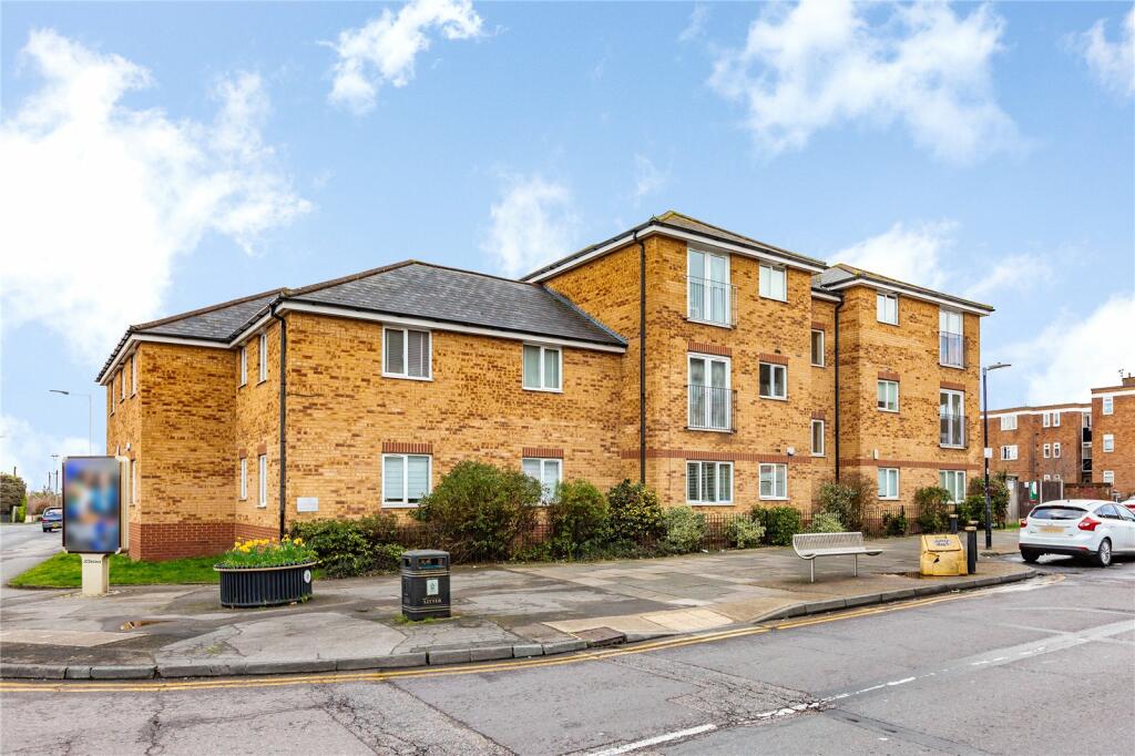 2 bedroom apartment for sale in Avon Road, Upminster, RM14