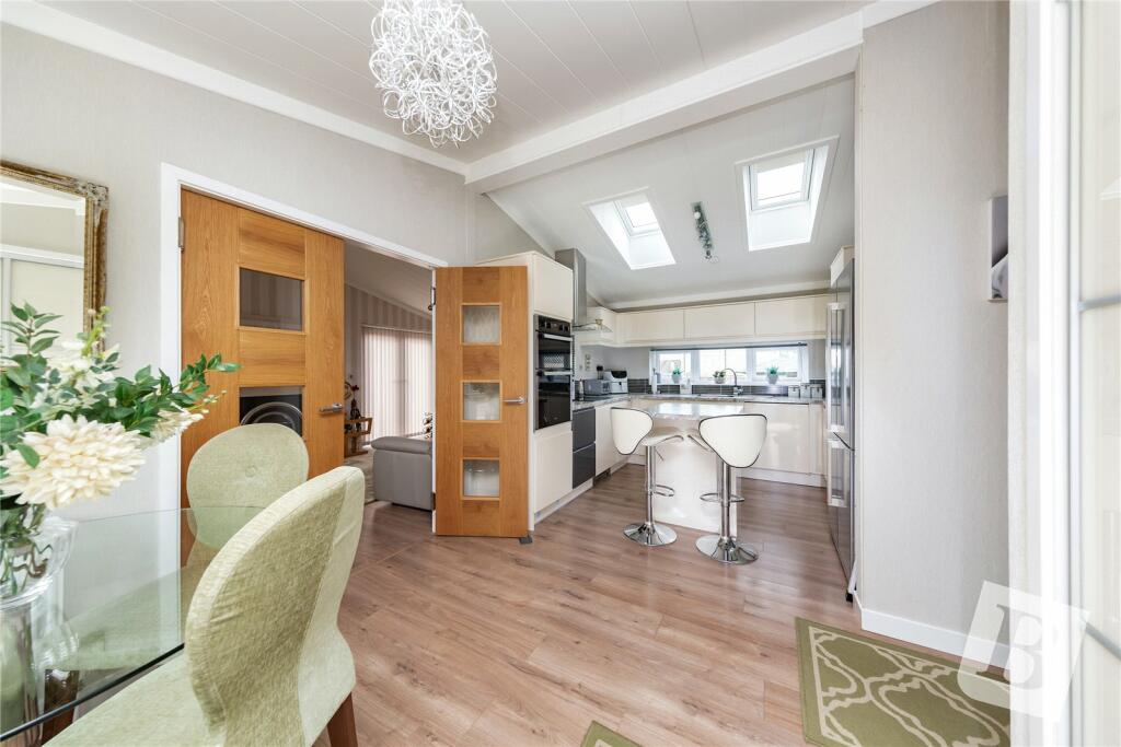 2 bedroom bungalow for sale in St. Marys Lane, North Ockendon