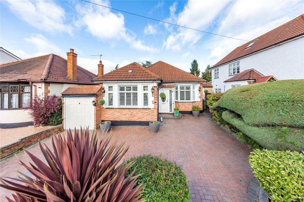 3 bedroom bungalow for sale in Foxhall Road, Upminster, RM14