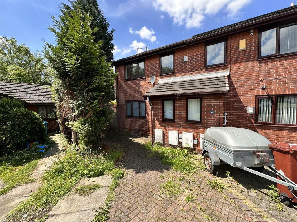 3 bedroom semi-detached house for rent in Colclough Close, Manchester, M40