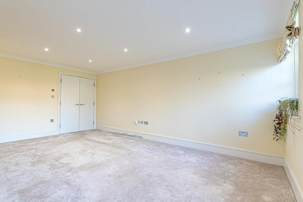 3 bedroom flat for sale in London Road, Aston Clinton, HP22