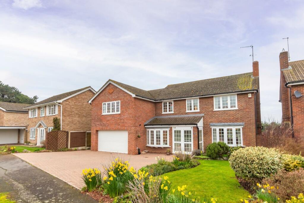 5 bedroom detached house for sale in Netherby Close, Tring, HP23