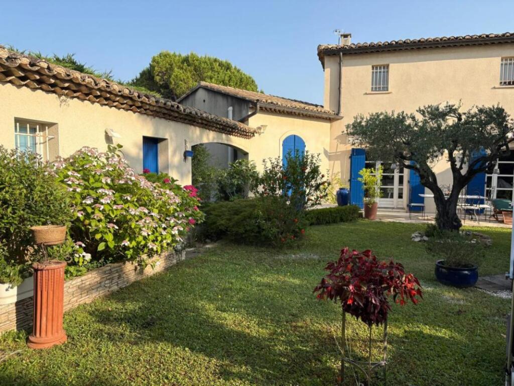 Main image of property: Provence-Alps-Cote d`Azur, Vaucluse, St-Saturnin-Les-Avignon